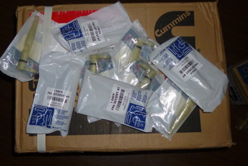 康明斯柴油發(fā)動(dòng)機活塞冷卻噴嘴