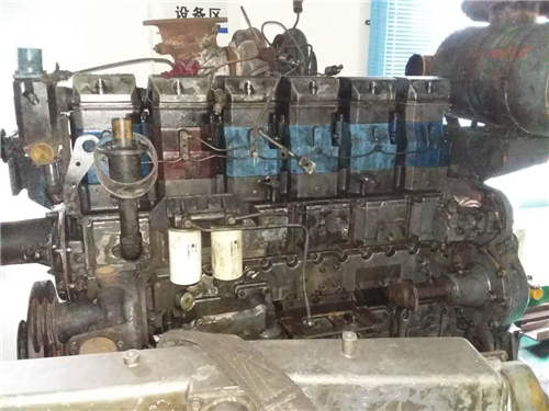 拆卸三菱S6R柴油發(fā)動(dòng)機連桿端蓋