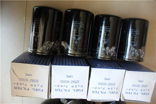 三菱S6R-PTA柴油發(fā)動(dòng)機進(jìn)氣管和空氣過(guò)濾器